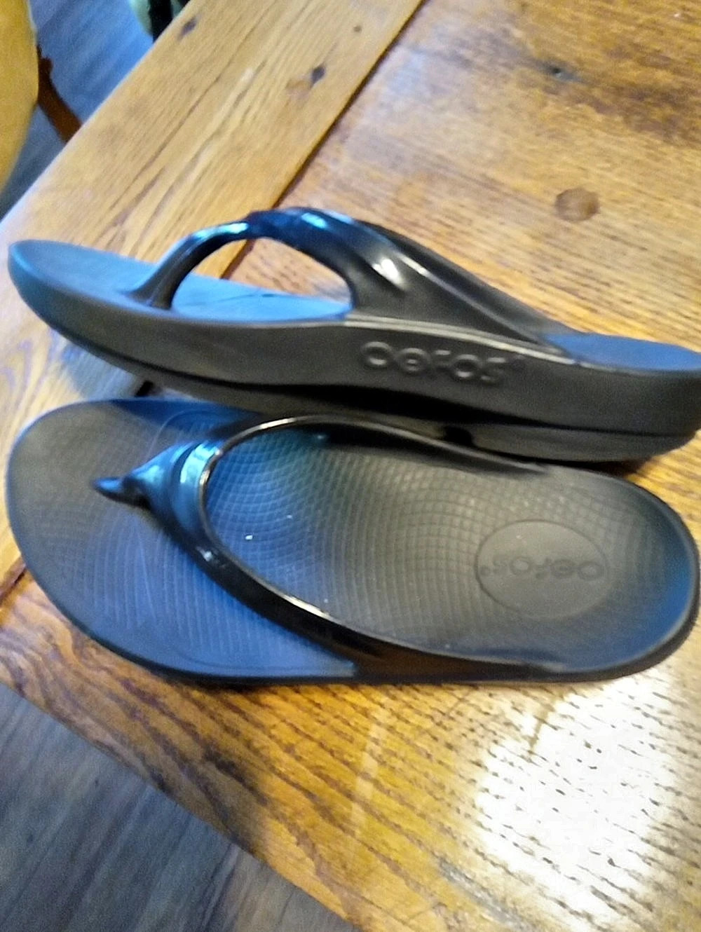 OOFS
 Flip Flop Sandals in Black